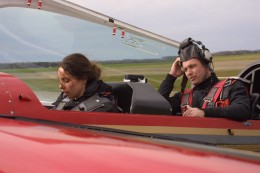 Au premier plan, Mme Robert, journaliste à TF1 s'est embarquée à bord d'un avion pour filmer l'entrainement à la voltige en formation. pour 