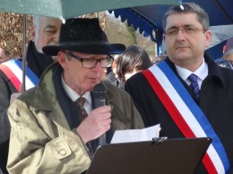 Leslie Blankley prononçant son discours aux côtés de M. Jean-Claude Ducarre, maire de Melay.