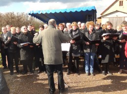 La chorale Melay Singers, dirigée par Robert Paton, mari de Carolyn, a interprété le chant des partisans, puis les deux hymnes nationaux.