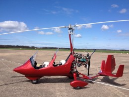 Un autogire est un aéronef qui ressemble à un hélicoptère. L'appareil est sustenté par un rotor principal dans le plan horizontal et propulsé par une hélice dans le plan vertical.
