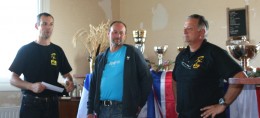 François Barriot, président du club, félicite Eric Wendling et Freddy Goguet