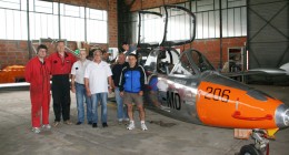 L'équipe au travail sur un Fouga magister.